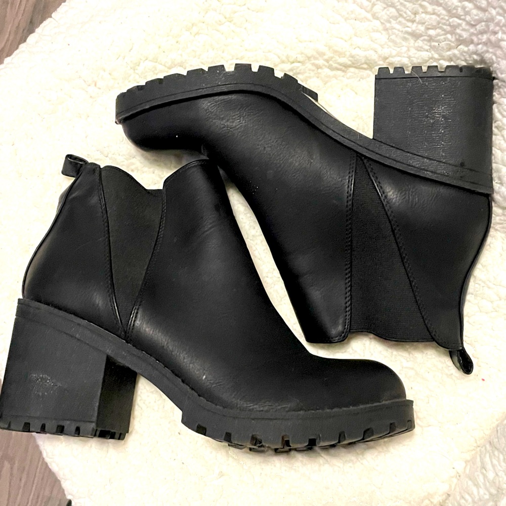 DIRTY LAUNDRY CHELSEA BOOTIES